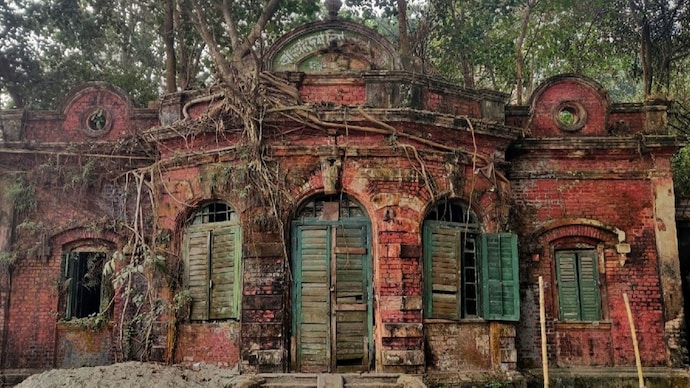 सत्यजित रे यांचे मूळ घर सुरक्षित, तोडफोड झालेली नाही