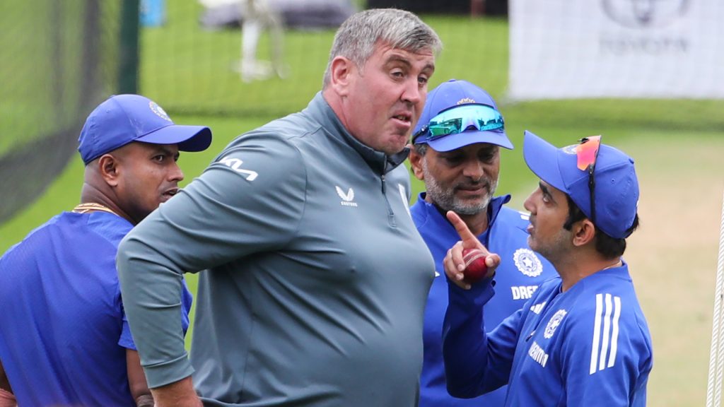 “गंभीर भडकला! पिच क्युरेटरला फटकारलं – ‘तू फक्त ग्राऊंडमन आहेस!’”