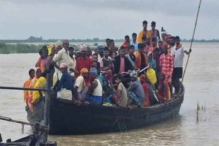 गंगेत ३१ लोकांनी भरलेली बोट उलटली