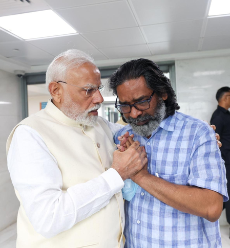 पंतप्रधान नरेंद्र मोदी यांनी शिबू सोरेन यांना श्रद्धांजली वाहिली !