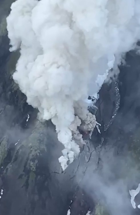 रशिया : ज्वालामुखीतून १० किलोमीटर उंच राखेचा लोळ