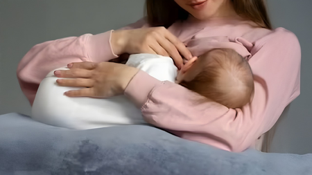 बाळाचं पोट भरत नसेल, तर कोणतं दूध सर्वोत्तम?