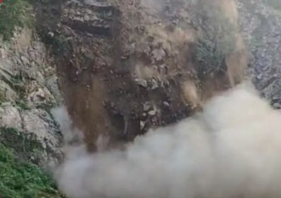 डोंगराचा मोठा भाग कोसळला!