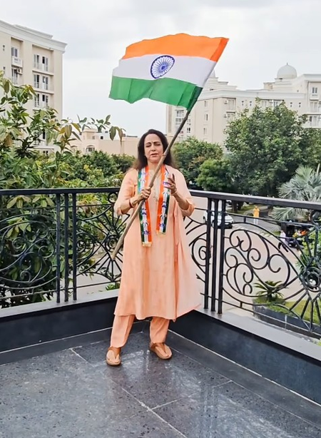 हेमा मालिनींचा देशभक्तीने भरलेला अंदाज