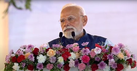 डोक्यावर संविधान ठेवून नाचणाऱ्यांनी संविधानाला पायाला लावले