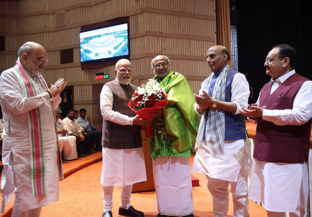 पंतप्रधान मोदी यांनी सी.पी. राधाकृष्णन यांची एनडीए खासदारांशी करून दिली ओळख