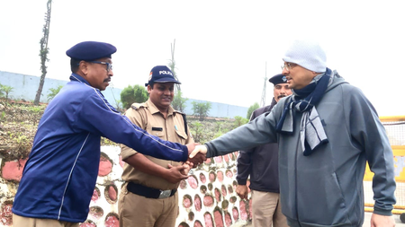 भराडीसैंणच्या सुरक्षा कर्मचाऱ्यांची मुख्यमंत्री धामींनी घेतली भेट