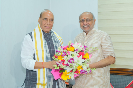 संरक्षण मंत्री राजनाथ सिंह यांची सी.पी. राधाकृष्णन यांच्याशी भेट