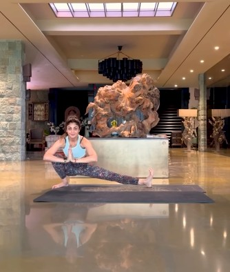 योगाने दूर करा कंबरेची जकडणूक