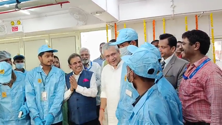 केंद्रीय मंत्री अश्विनी वैष्णव यांनी टेम्पर्ड ग्लास मॅन्युफॅक्चरिंग युनिटचे केले उद्घाटन