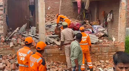 एका मुलाने गोळा टाकला आणि झाला मोठा स्फोट!