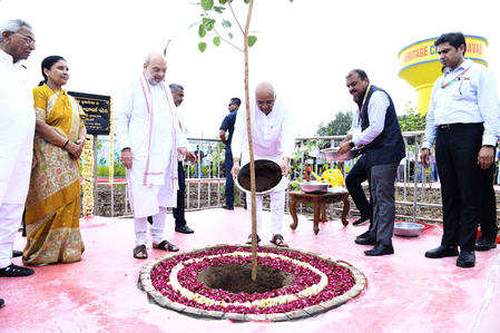 अमित शाह यांनी भद्रकाली मंदिरात केली पूजा