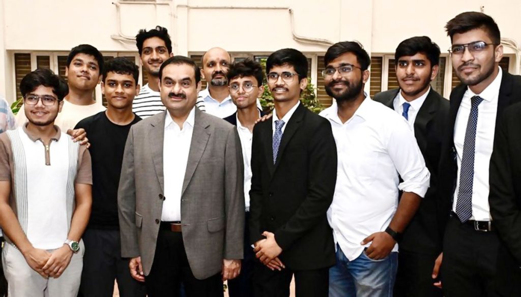 गौतम अदानी यांचा IIT खरगपूरमध्ये सल्ला : “पगारापेक्षा वारसा महत्त्वाचा!”