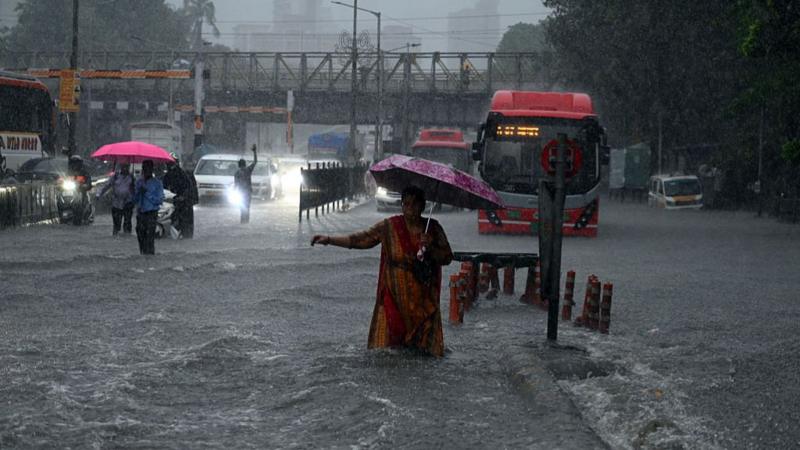 मुंबईकरांनो… पाऊस कोसळतोय, काळजी घ्या