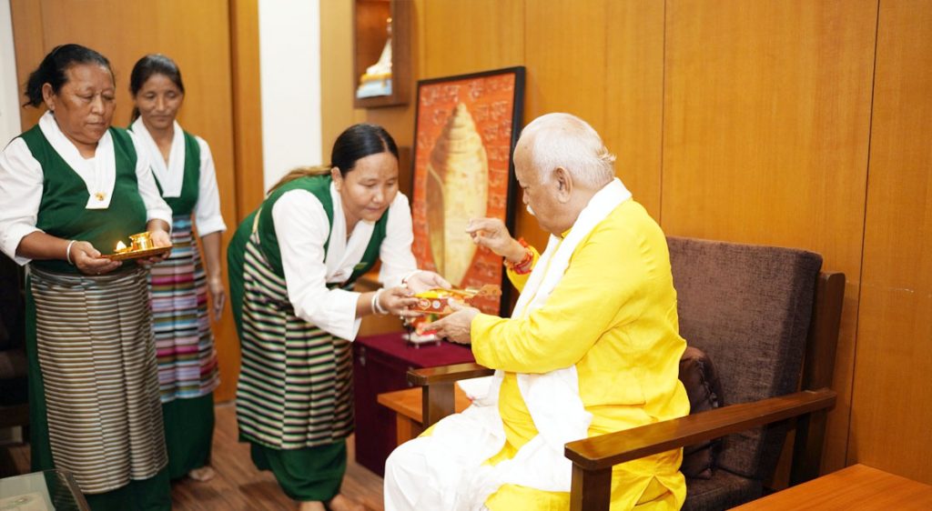 रक्षाबंधन दिवशी तिबेटी बहिणींनी मोहन भागवत यांना बांधली राखी