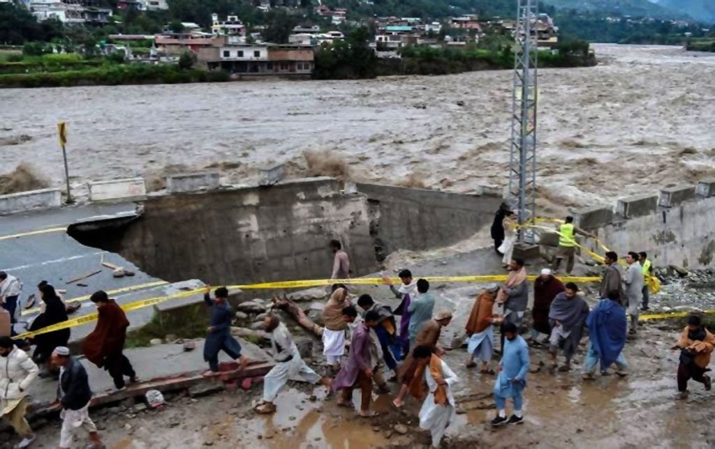 पाकिस्तानमध्ये मुसळधार पावसामुळे भीषण पूर! 300 हून अधिक नागरिकांचा दुर्दैवी मृत्यू