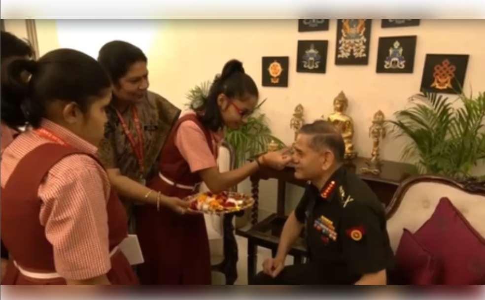 सीमेचे शूर रक्षक – लहानग्यांच्या राखीने सजले सैन्यप्रमुखांचे मनगट