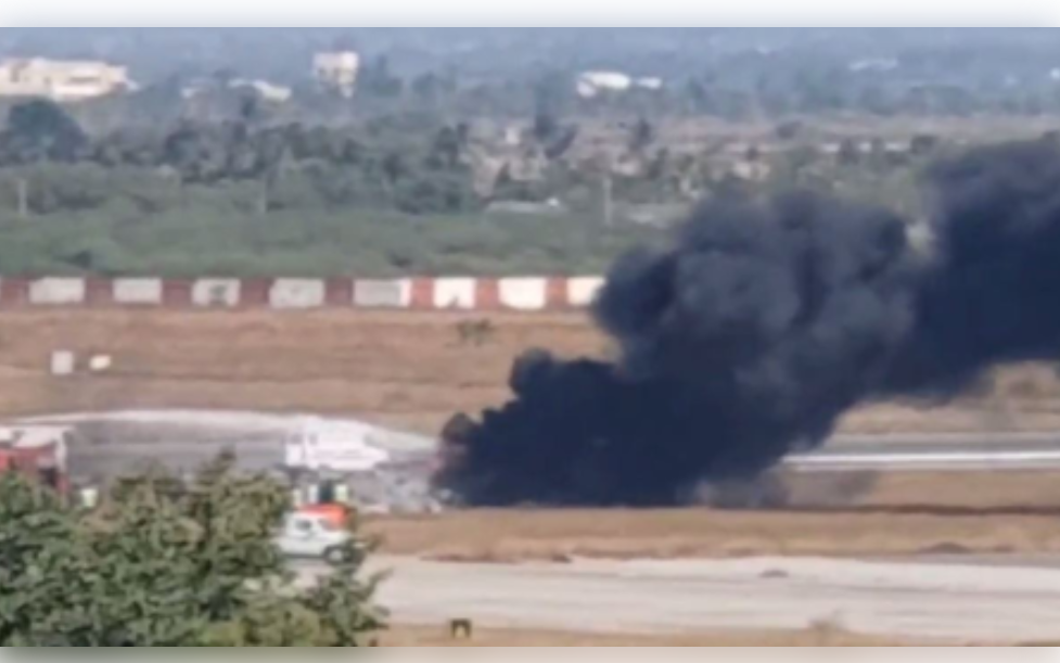 बारामतीत ट्रेनिंग विमान कोसळले; पायलट बचावला