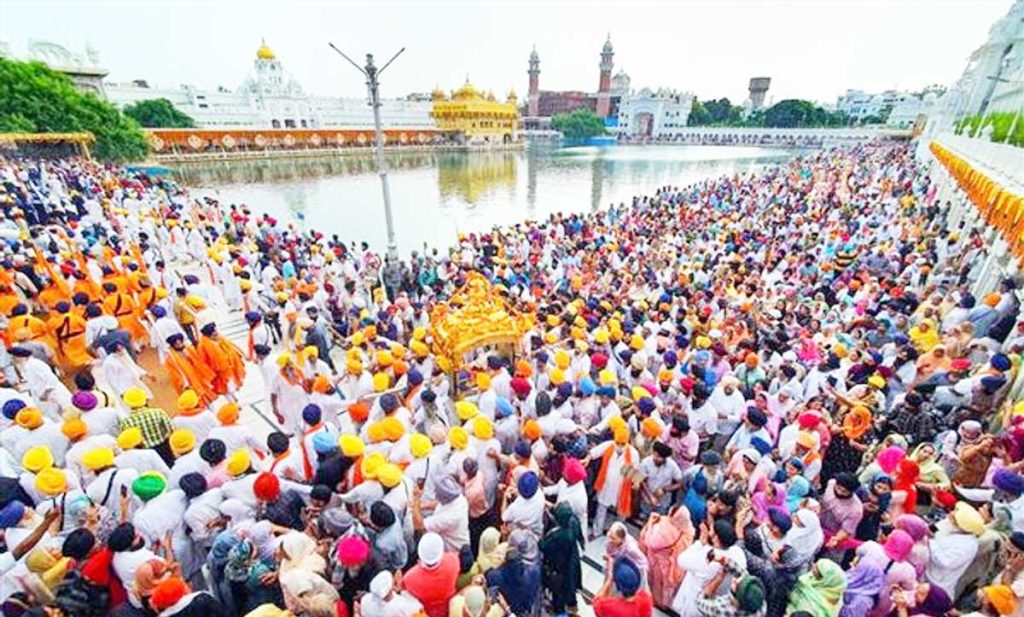 श्री गुरु ग्रंथ साहिब यांच्या प्रकाश पर्वानिमित्त श्री हरमंदिर साहिब येथे भाविकांची गर्दी