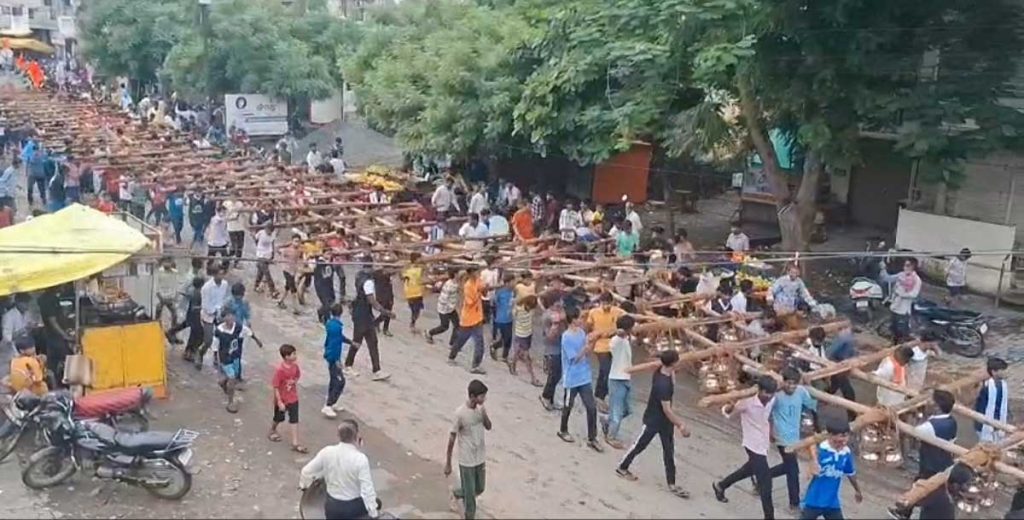 अकोल्यात तब्बल १०५ फूट लांबीची २१०० भरण्यांची कावड