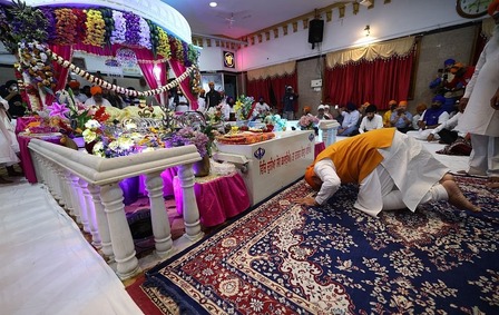 श्री गुरु ग्रंथ साहिबजींनी दाखवलेल्या ज्ञानमार्गावर चालत राहू