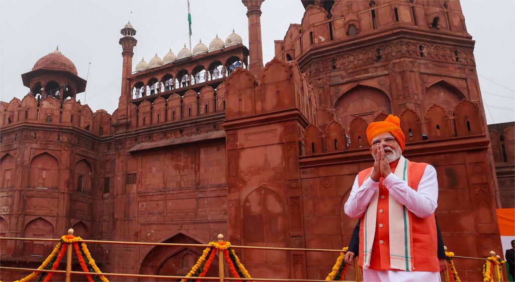 पंतप्रधान नरेंद्र मोदींनी राष्ट्रीय स्वयंसेवक संघाच्या समर्पणाला केले वंदन