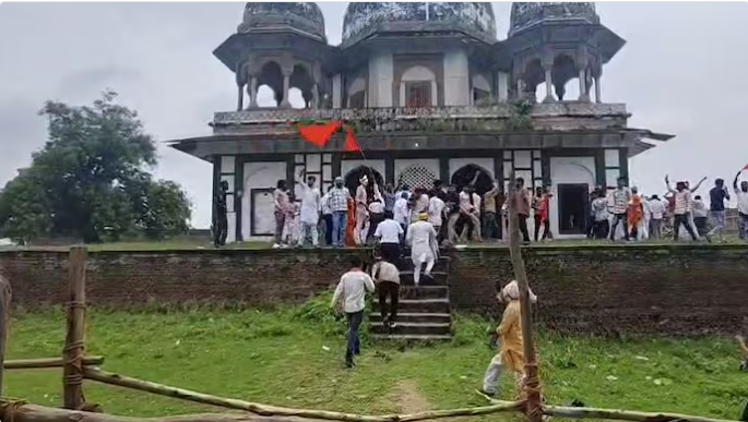 हिंदू गटाकडून थडग्याची तोडफोड, मंदिरावर बांधल्याचा दावा!