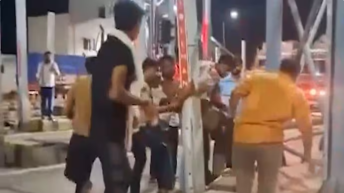 टोल कर्मचाऱ्यांकडून जवानाला खांबाला बांधून मारहाण, सहा जणांना अटक!