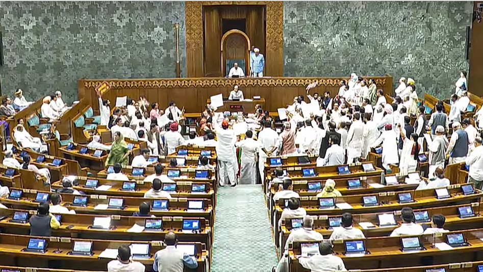 लोकसभेत गोंधळ, विरोधकांनी प्रती फाडून केंद्रींय गृहमंत्र्यांकडे फेकल्या! 