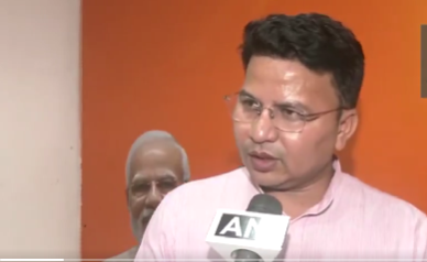 ममता बॅनर्जीं भाषावाद करतायेत, मतदार यादीत रोहिंग्या, घुसखोर अन मृतांची नावे!