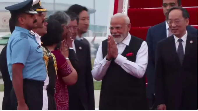 पंतप्रधानांचे चीनमध्ये आगमन, ७ वर्षांनंतर पहिलाच दौरा!