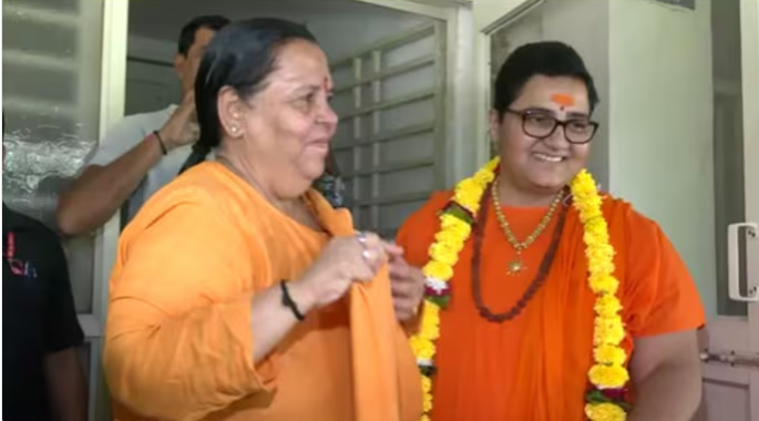 उमा भारतींनी साध्वी प्रज्ञा यांची भेट घेतली, म्हणाल्या- ‘मसिहा’