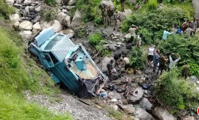 जम्मू-काश्मीर: सीआरपीएफ जवानांचे वाहन दरीत कोसळले, दोन जवान हुतात्मा!