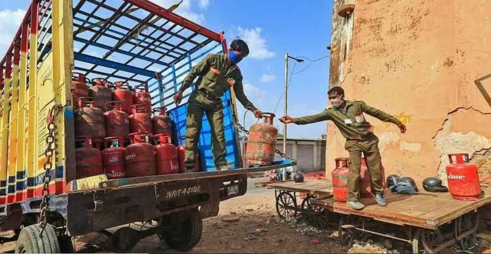 घरगुती गॅसच्या नुकसानाची भरपाई करण्यासाठी तेल कंपन्यांना ₹३०,००० कोटींची मदत मिळणार!