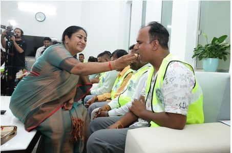 मुख्यमंत्री रेखा गुप्ता यांनी स्वच्छता कर्मचाऱ्यांना राखी बांधून नवी परंपरा केली सुरु!