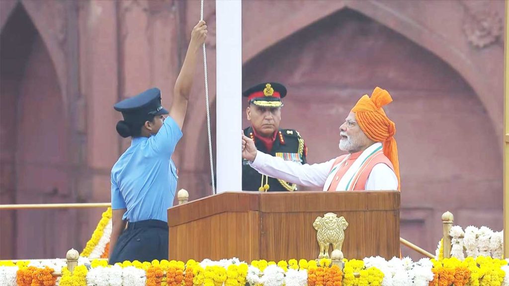 लाल किल्ल्यावर राष्ट्राभिमानाचा झेंडा! पंतप्रधानांचा ऐतिहासिक सलामीचा क्षण