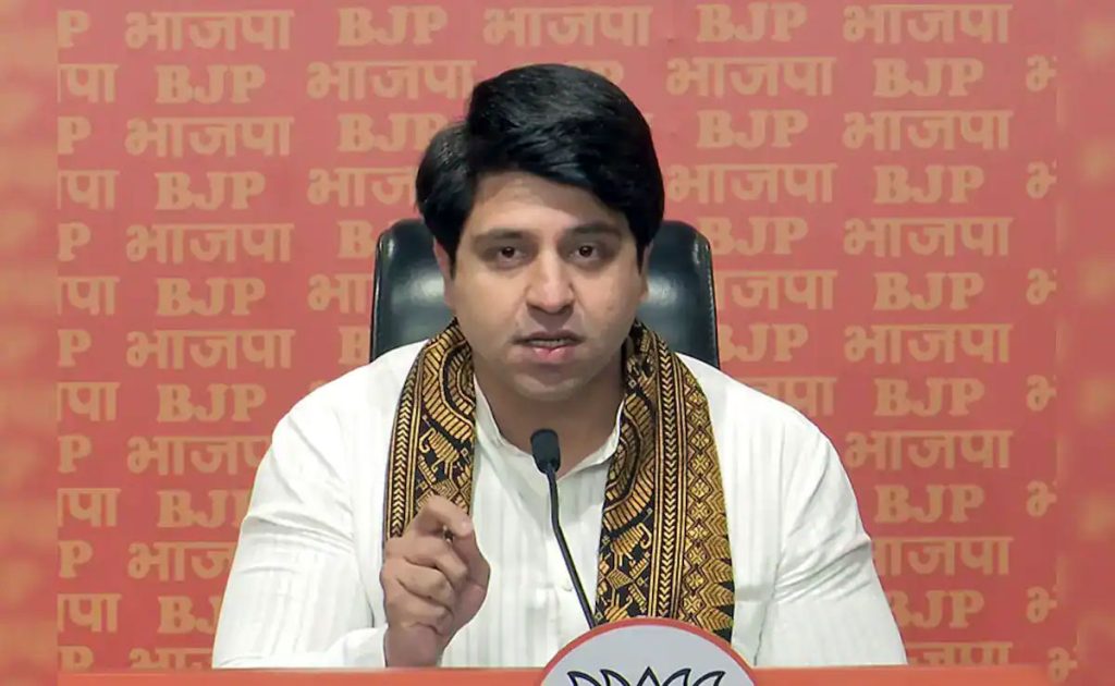 समाजवाद सोडून जातीवाद? शहजाद पूनावालांचा समाजवादी पक्षावर घणाघात!