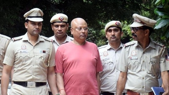 चैतन्यानंद सरस्वतीच्या फोनमध्ये सापडली अनेक रहस्ये