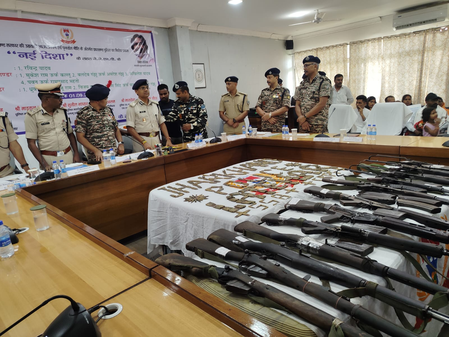 नऊ नक्षलवाद्यांचे एके-४७ सहित शस्त्रसाठ्यासह आत्मसमर्पण
