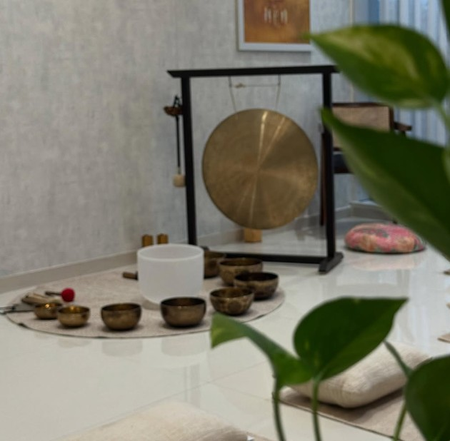 जगाचा कोलाहल वाटतोय जड?