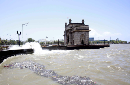 मुंबईत बॉम्बची धमकी, पोलिस अलर्ट