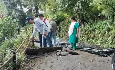 मसूरीत भूस्खलनामुळे काय होतंय बघा..