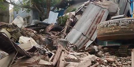 तीन मजली इमारत कोसळली
