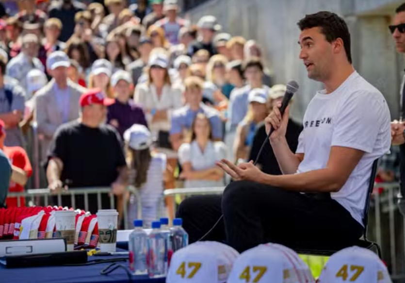 भाषण करत असतानाच ट्रम्प यांचे विश्वासू चार्ली कर्क यांच्यावर झाडल्या गोळ्या