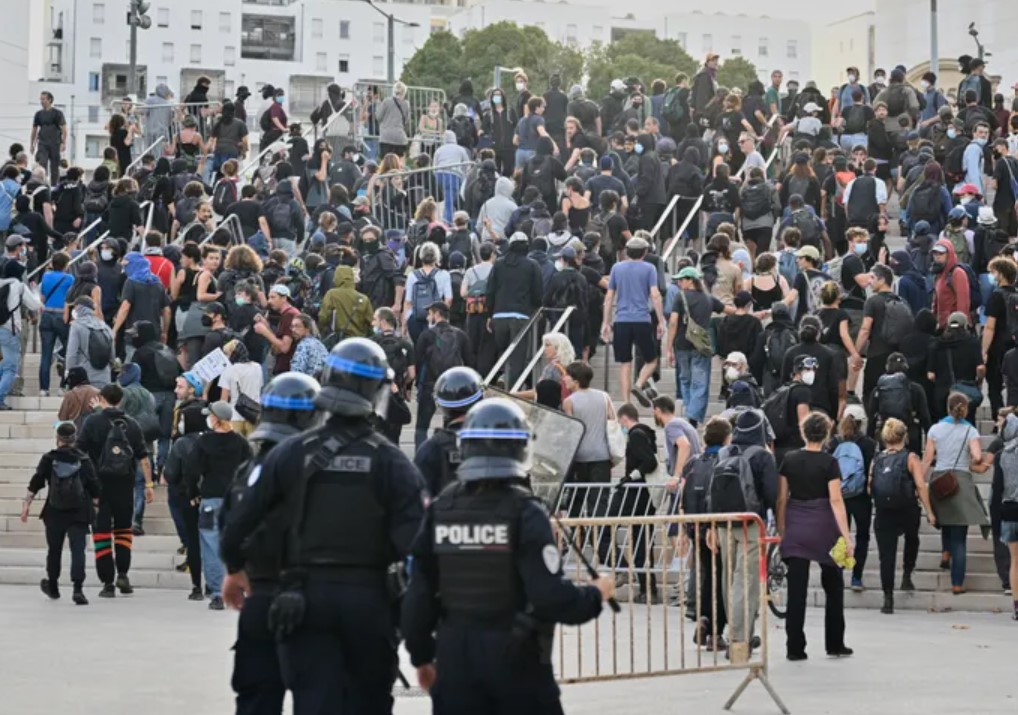 नेपाळनंतर फ्रान्समध्ये हिंसाचार; २०० हून अधिक लोकांना अटक