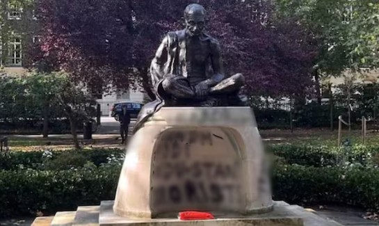 लंडनच्या टॅविस्टॉक स्क्वेअर येथील महात्मा गांधींच्या पुतळ्याची तोडफोड