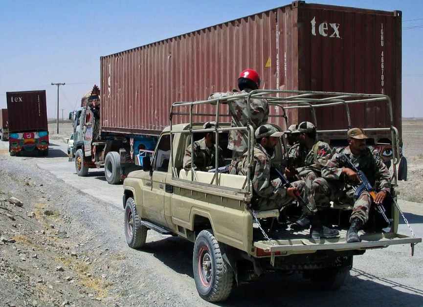 पाकिस्तानातील लष्करी ताफ्यावर हल्ला करून १२ जवान मारले!