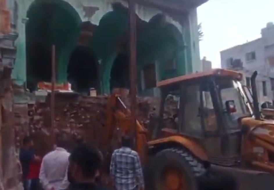 पुण्यात दर्ग्याच्या खाली सापडले भुयार