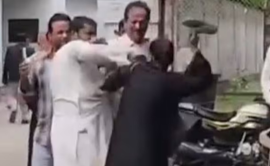 तिहेरी तलाक देताच पत्नीने न्यायालयाबाहेरचं पतीला चप्पलांनी मारलं!