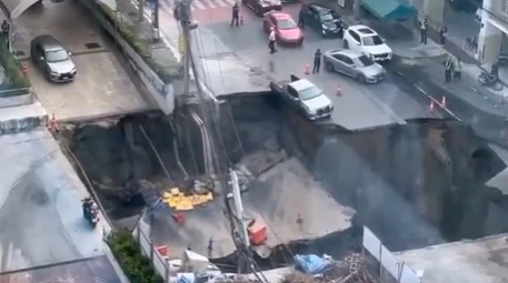 बँकॉकमध्ये रस्ता खचून ५० मीटर खड्डा पडला आणि…